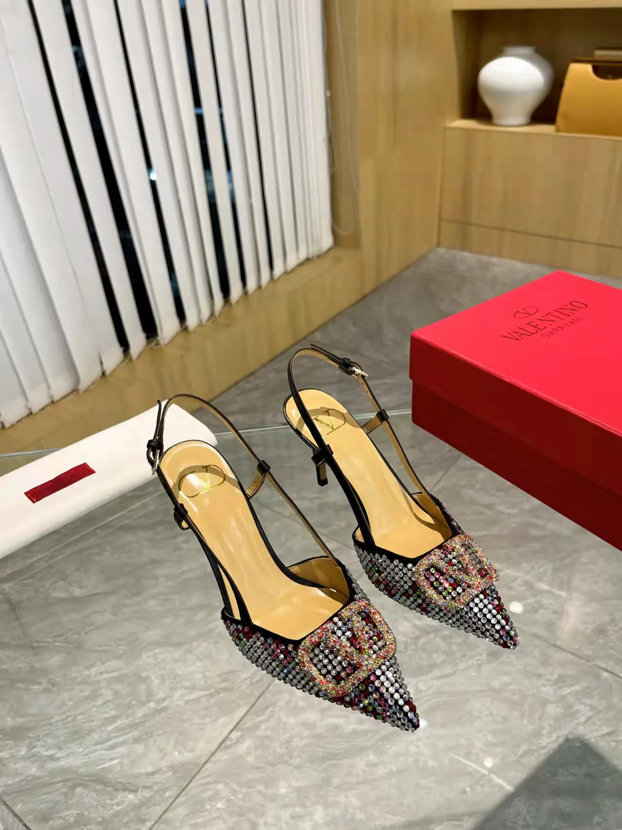 👟👟Ex-factory price 440👟👟 Genuine leather sole + 40 Kloesch diamond buckle Valentino.Valentino big v buckle single shoes ㊙️Latest series of counter genuine version with perfect details. Authentic products are made one to one. All details are consistent with genuine ones. The upper foot is very pedicure type. The key point is that it is very good and easy to control. It does not wear the feet and does not tire the feet. It is a walking artifact. The last shape is completely compared to the counter. The details are perfect. It is impossible to make such an exquisite product without the original version. Exclusive molded brass color. The highest version on the market. Fabric: imported sheepskin, lining and foot pads are all sheepskin. Color: 13 colors available. Sizes (34 to 42). Customized size 34 and 42. Non-returnable and non-exchangeable. Heel height: 7CM. Rubber sole. Genuine leather sole +40